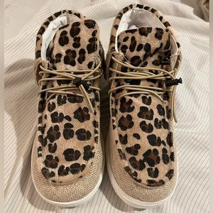 7.5 leopard print faux cowhide shoe